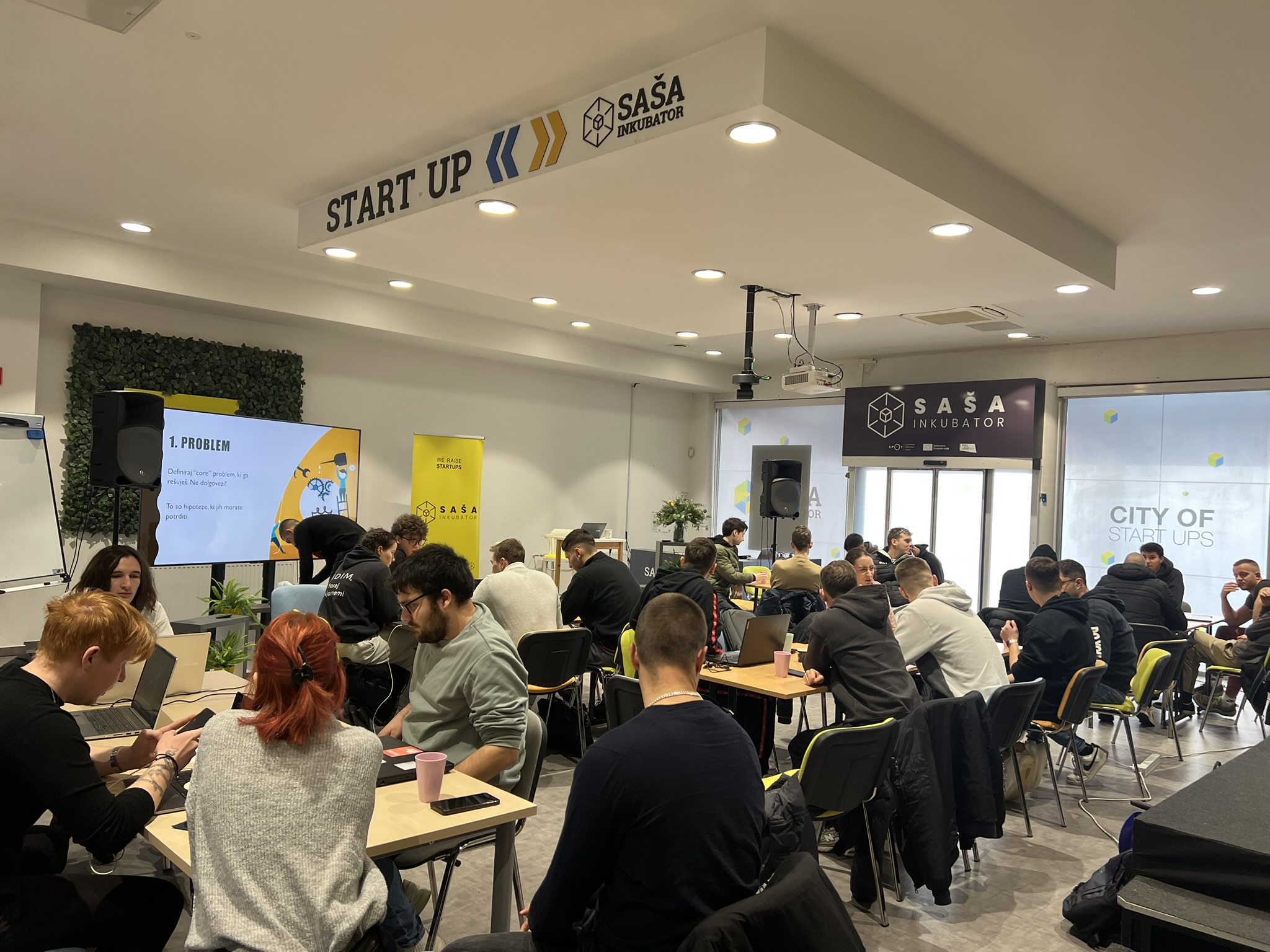 Na Hackathonu mladi z AI razvili pet delujočih aplikacij